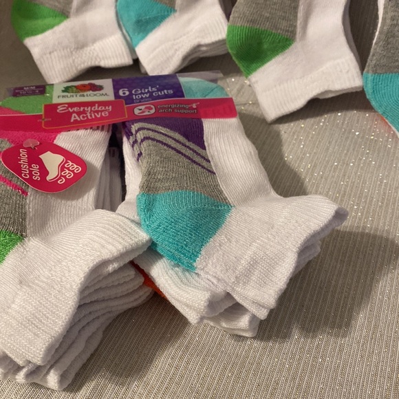 Lot of 18 pairs FRUIT OF THE LOOM Girls  ankles socks M shoe size 10 1/2 - 4 - Picture 3 of 10
